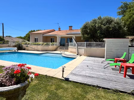 belle propriété en campagne composée de 2 maisons  piscine avec 3 hectares arborés