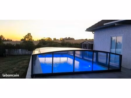 grande maison: vue panoramique  appartement et piscine