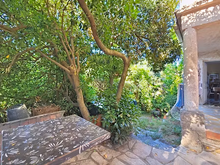 vence - 2 pieces loue  en rez de jardin d'une villa