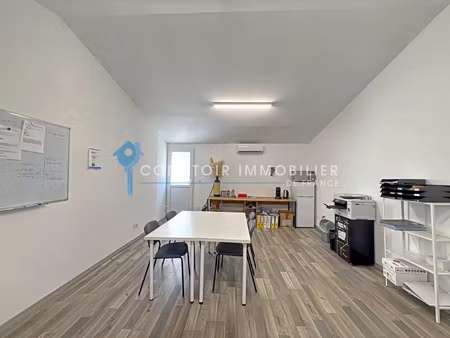 location bureau avec espace de stockage et patio