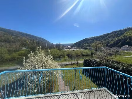 maison et hangar au bord de l’eau au calme