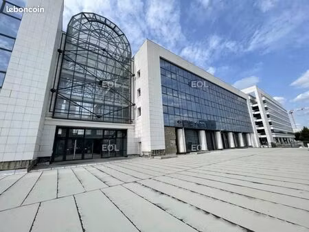 local bureaux 8 590 m²