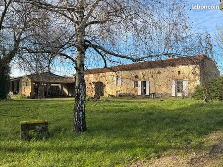 maison en pierre rénovée à la campagne
