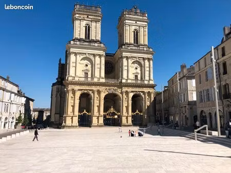très beau t1 bis meublé sur la place de la cathédrale d'auch