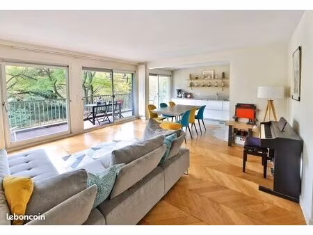 appartement t4 face au bois de vincennes – entièrement rénové – 2 larges balcons  cave et 