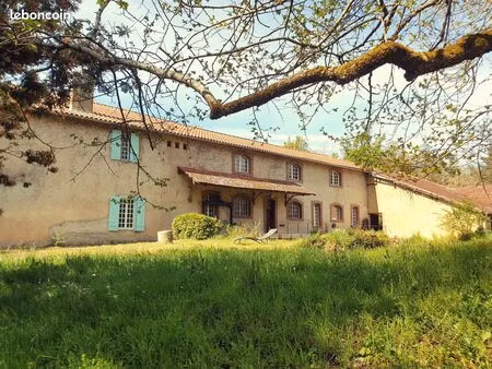 grande maison avec hectares et gite