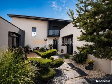 villa 10 pièces 361 m²