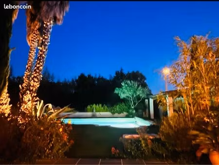 maison familiale avec jardin arboré et piscine