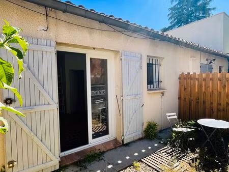 appartement 1 piece 28m² + cour de 14m²
