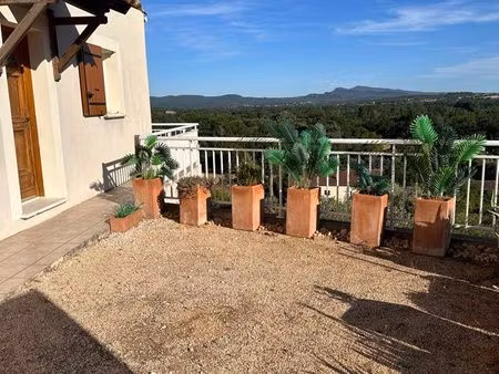 à vendre  agréable maison de plain-pied située sur un terrain de 956 m²  offrant de beaux 