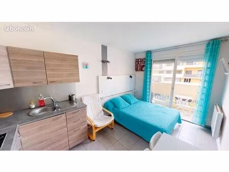beau studio lumineux avec balcon