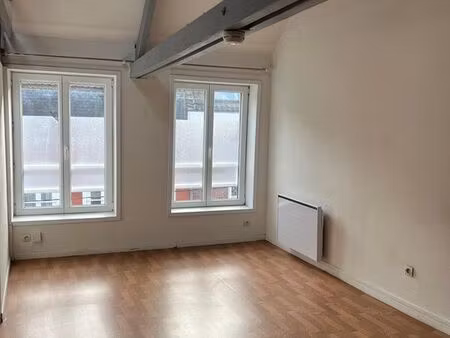 à louer — charmant t2 lumineux avec mezzanine à hazebrouck