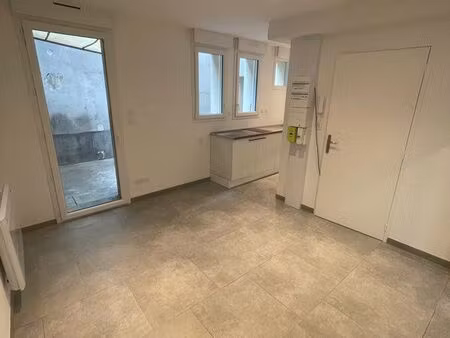 studio entièrement rénové avec cour privative