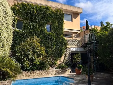 nîmes jean-jaurés  idéalement placée  maison de ville divisée en trois appartements  avec 