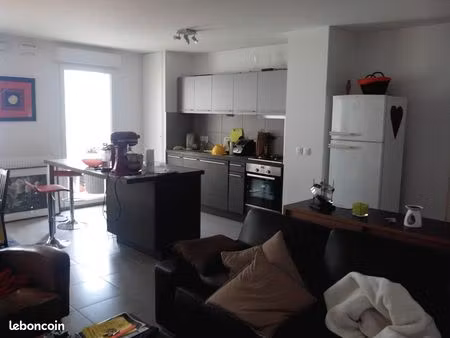 très beau 3 pièces+cuisine–74m2 + balcon 10m2  1er étage–st ismier