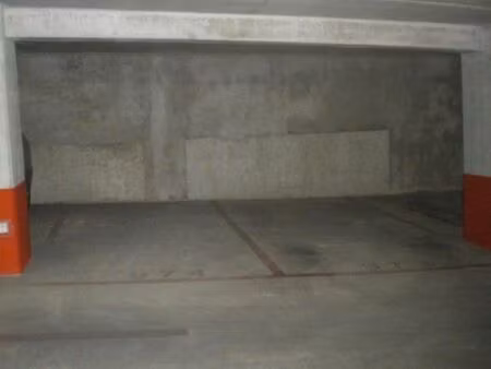 place en parking souterrain. 5mn aéroport