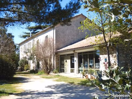 local professionnel et habitation sur 2130 m2 de terrain  bordé d'une route touristique da