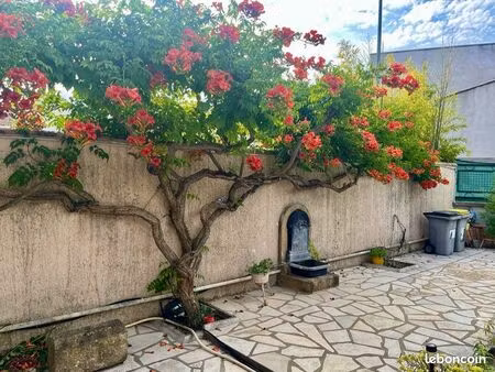 maison de caractère avec superbe espace extérieur et ambiance méditerranéenne