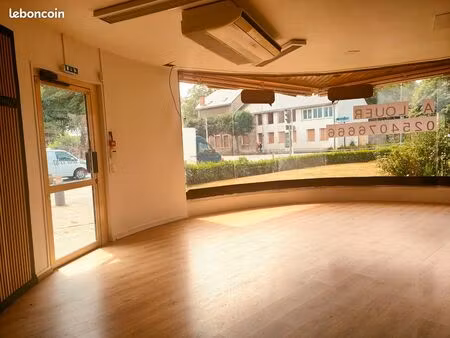 local commercial 135 m² – emplacement stratégique – parking en face