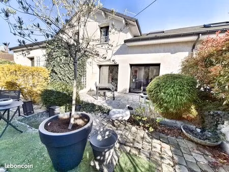 maison 7 pièces 204 m²