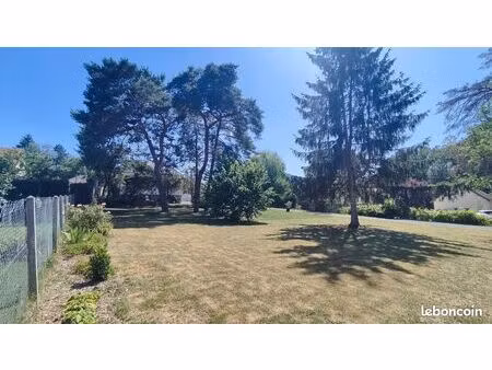 terrain constructible de 735m²