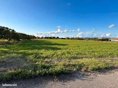 terrain 800 m² nouzilly