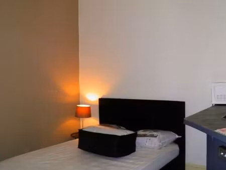 joli studio dans rue animée en centre ville   idéal étudiant au