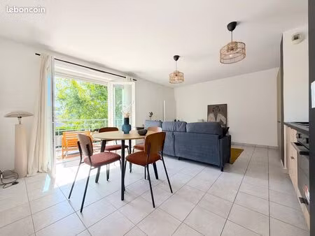 appartement 2015 47 m2 + balcon 5m2 et place de stationnement - 150m centre et commerces -