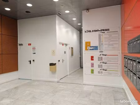 bureaux rénovés pmr 30 à 200m² avec parkings