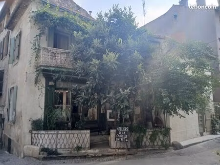 maison avec boutique dans village médiéval touristique