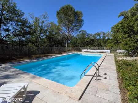 maison en pierre au milieu de plus de 4 hectares avec piscine