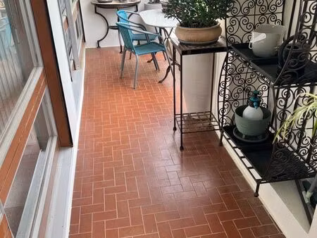 centre ville 3 pièces de 48m2 avec une terrasse de 8 m2 place de parking et cellier