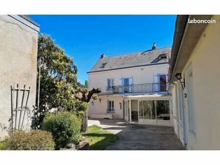 grande maison familiale avec jardin et dépendances