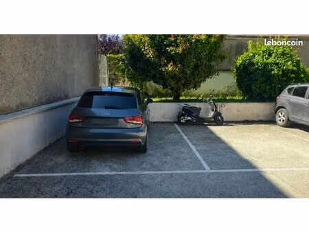 location place de parking sécurisée