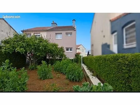 maison jumelée renovée en 2022/3chambres/jardin/garage
