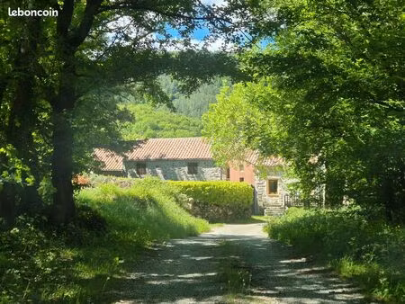 ensemble immobilier : maison et gîte