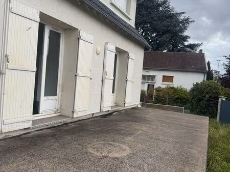 maison aux beaux volumes avec jardin  terrasse et sous-sol complet