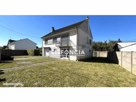 maison d'habitation ou local commercial  de 114 m2  construite en 1980  à deux pas des com