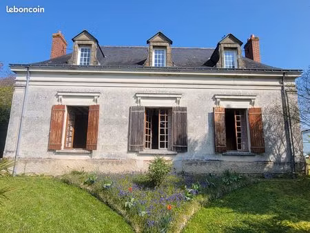 maison de caractère de 175 m2  sur 4 hectares  dépendances et hangar