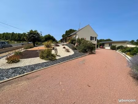 maison avec 7 hectares hangar et dépendances