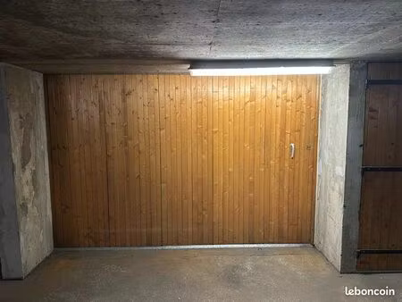 garage fermé sécurisé 15 m2