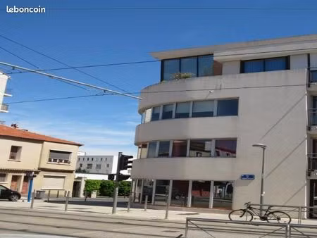 beaux-arts: place de garage( box)  au pied du tram