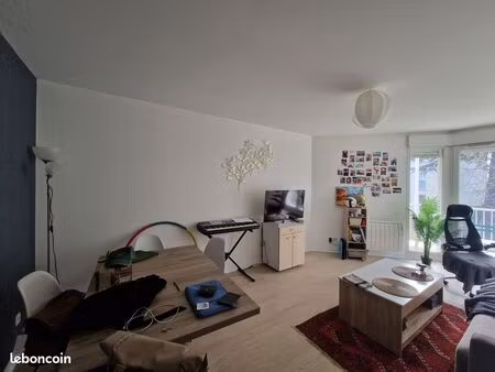 t2 avec balcon vue sur loire