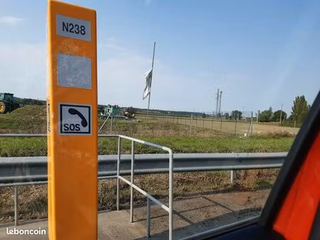 en bordure depuis l’a64 en z.i terrain constructible