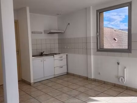 app t3 semi-meublé lumineux à lacapelle marival