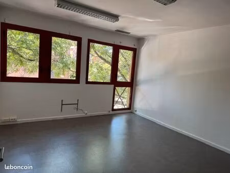 sous-location 1 bureau de 16 88 m² + 1 place de parking (parking fermé)