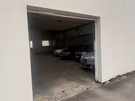loue place de parking couverte et sécurisée