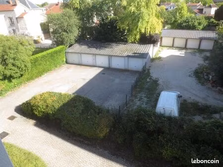 a louer : place de parking dans une propriété protégée et cour sécurisée du centre ville d