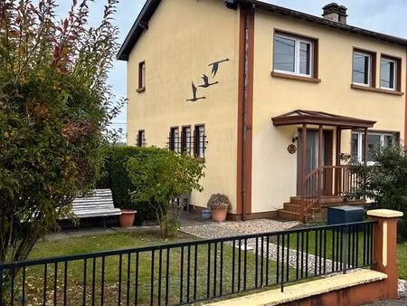 à visiter belle maison soignée et son magnifique jardin  dans un quartier calme avec sous-