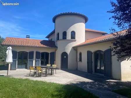villa de charme avec piscine et dépendance